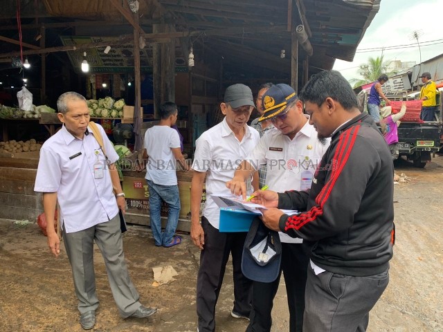 PENGUKURAN: Disperindag dan PUPR menggelar pengukuran di belakang Sentra Antasari. Sebelum proyek pengaspalan dan penataan drainase dimulai. | FOTO: NOORHIDAYAT/RADAR BANJARMASIN