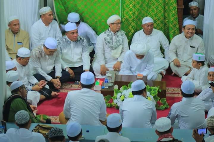 TABLIG: Walikota Banjarbaru H Nadjmi Adhani bersama Wakil Walikota Banjarbaru H Darmawan Jaya Setiawan saat menghadiri Tablig Akbar di Masjid Al Jafri Banjarbaru, Selasa (14/1) malam. | FOTO: HUMAS PEMKO BANJARBARU