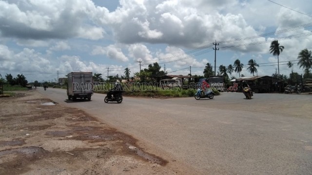 JADI KELUHAN: Selain lubang jalan, Jalan Gubernur Subarjo juga terkenal remang pada malam hari. Warga RT 13 menuntut pemasangan lampu jalan. | FOTO: ENDANG SYARIFUDDIN/RADAR BANJARMASIN