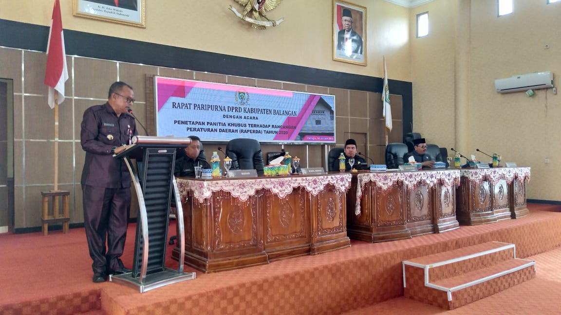 PENYAMPIAN: Sekretaris DPRD Balangan Ardiansyah (kiri) saat membacakan susunan panitia khusus pembahasan Raperda. | FOTO: WAHYUDI RADR BANJARMASIN