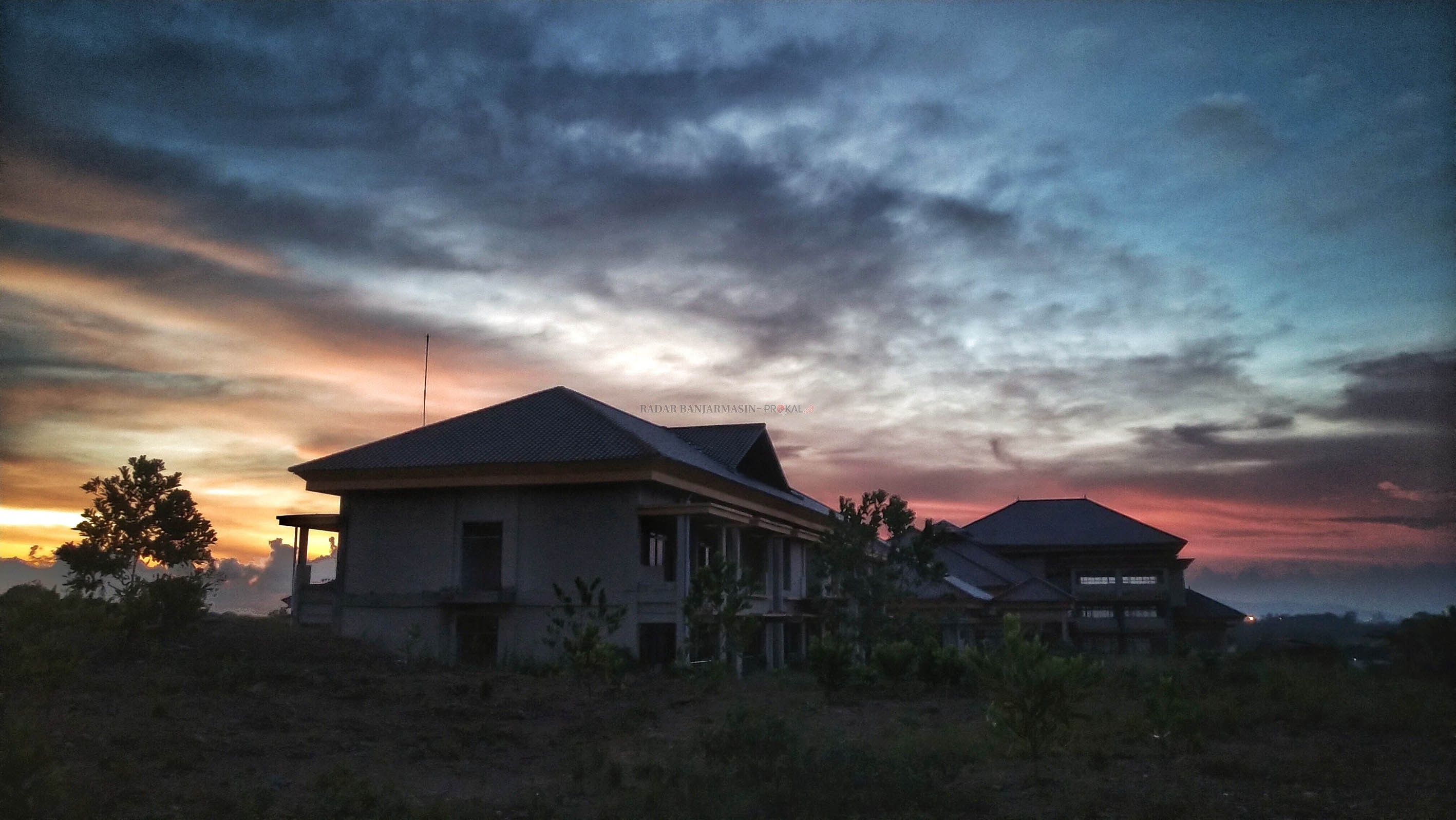 MANGKRAK:  RSUD Kotabaru tipe B di Stagen mangkrak bertahun, tanpa lampu dan penjaga. Suasananya terkesan angker. (inzet) Rayfudin dan rekan-rekannya saat membuat konten youtube horor di RSUD Kotabaru. | FOTO: ZALYAN SHODIQIN ABDI/RADAR BANJARMASIN