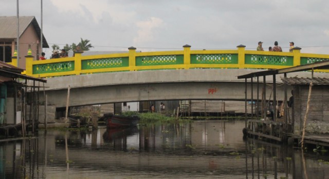 Pembangunan Jembatan Tatah Bangkal baru saja diselesaikan Dinas Pekerjaan Umum dan Penataan Ruang (PUPR) Banjarmasin. Jembatan seharga Rp8,3 miliar itu diresmikan, kemarin (16/1) sore.