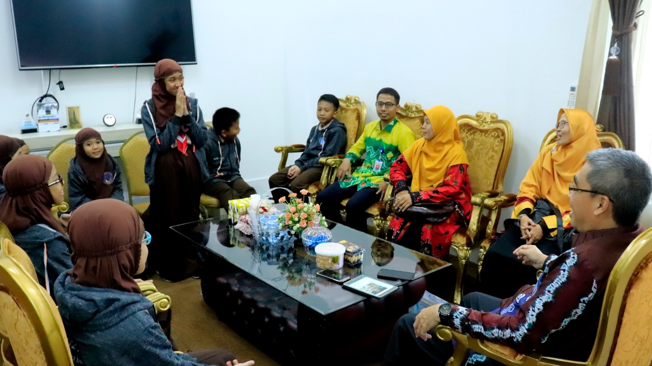 PELEPASAN: Wakil Walikota Banjarbaru H Darmawan Jaya Setiawan saat melepas kontingen SD Islam Al Azhar 37 Banjarbaru, Kamis (16/1) kemarin. Anak-anak tersebut akan berangkat mengikuti Olimpiade dan Lomba Kompetensi SD Islam Al Azhar se-Indonesia ke-20 di