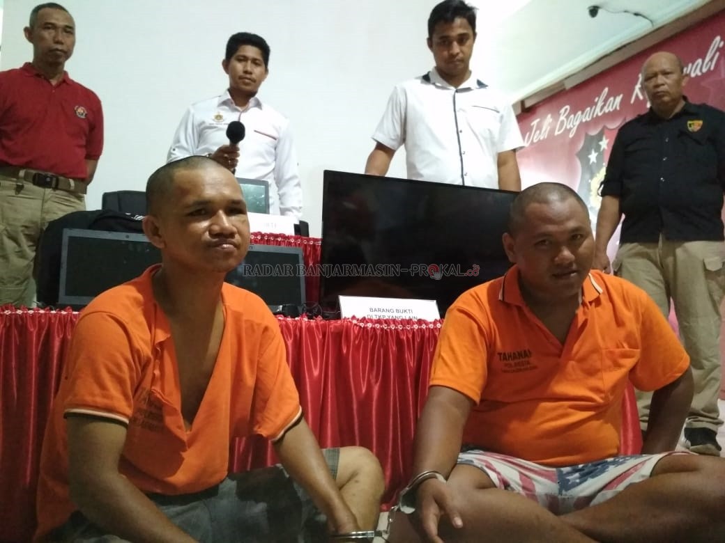 DILUMPUHKAN: Adul (kiri) dan Tole (kanan) saat dihadirkan dalam rilis  kasus oleh Kasat Reskrim Kompol Ade Papa R dan Wakasat AKP Gita Suhandi Achmad di ruang kerja Satreskrim. | Foto: Maulana/Radar Banjarmasin