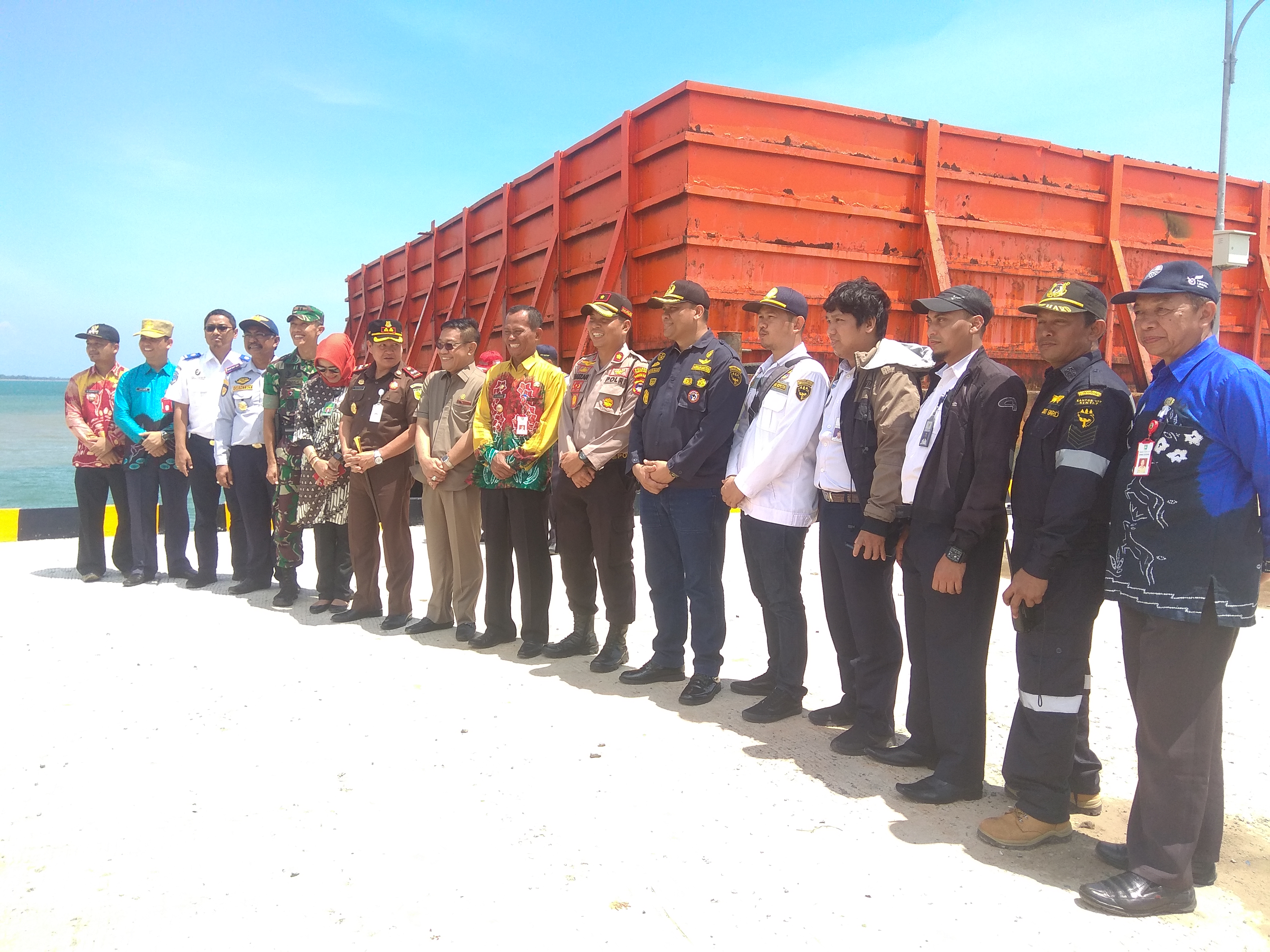 UJI COBA: Kapal tongkang berhasil bersandar di Pelabuhan Pelaihari Desa Swarangan.