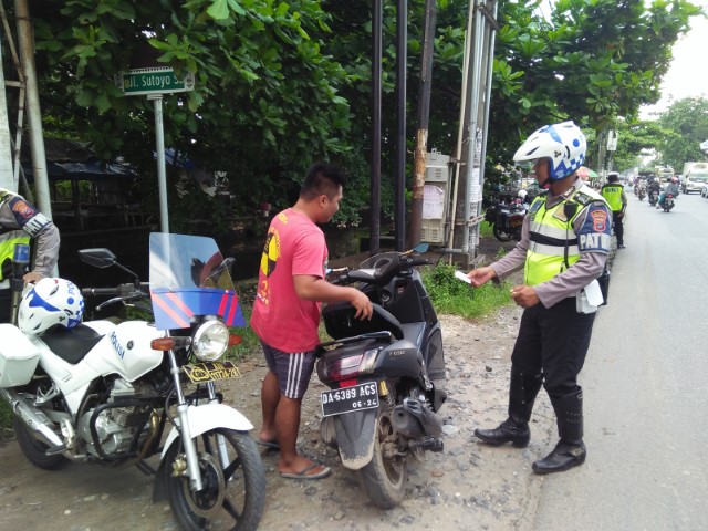 TERJARING: Pengendara N Max tertangkap polisi saat berkendara tanpa helm. | Foto: Maulana/Radar Banjarmasin