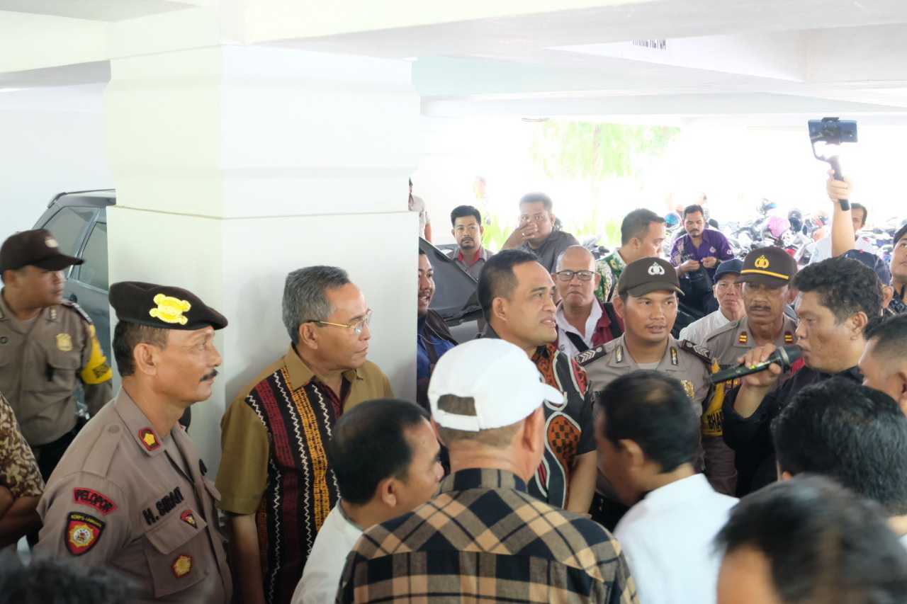 DIPERTANYAKAN: Ketua Komisi III DPRD Kalsel, H Sahrujani menerima pengunjuk rasa di gedung dewan, Kamis (16/1) pagi.