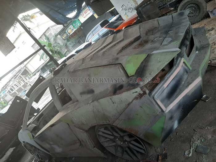 MASIH PROSES: Kondisi Lamborghini Aventador yang dibangun dari Corolla DX di bengkel CF Variasi Banjarmasin, Jumat (17/1).