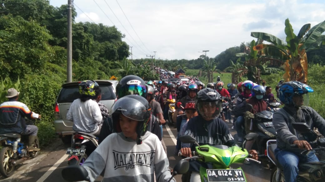 Kondisi jalan menuju Kiram Park. Mendadak macet, karena banyaknya masyarakat yang ingin menghadiri festival durian. | FOTO: SUTRISNO/RADAR BANJARMASIs