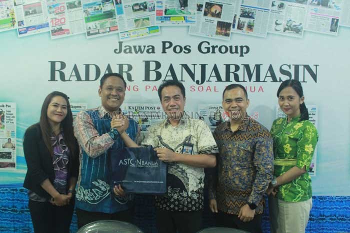 SILATURAHMI: General Manager Aston Hotel Banua, Andri Kurniawan (dua dari kiri) dan jajaran manajemen berfoto bersama Direktur Radar Banjarmasin, Suriansyah Achmad (tiga dari kanan) Jumat (17/1) siang di Gedung Biru Kantor Pusat Radar Banjarmasin.