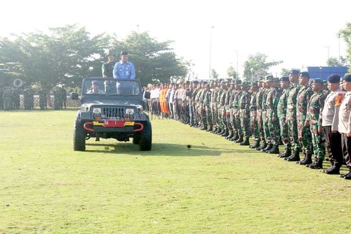 SIAGA: Suasana Apel Siaga Bencana di Halaman Kantor Setdaprov Kalsel, kemarin. Tingginya curah hujan dalam beberapa bulan terakhir membuat sejumlah daerah rawan bencana mulai menetapkan status Siaga Darurat Bencana Banjir, Tanah Longsor, Angin Puting Beli