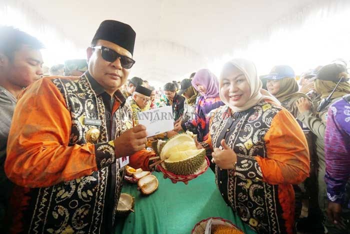 KONTES DURIAN: Paman Birin dan istri memperlihatkan contoh durian terbaik yang ikut kompetisi beberapa waktu lalu.