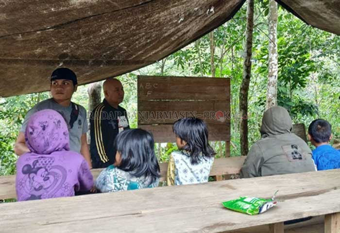 SEMANGAT BELAJAR: Anak-anak calon peserta didik saat bertatap muka dengan rombongan Dinas Pendidikan Balangan, Rabu (15/1).