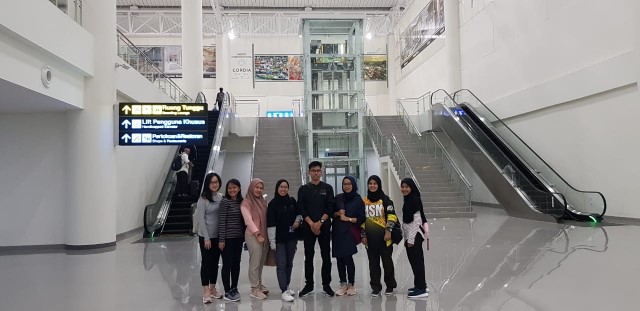 BERANGKAT: Atlet menembak Kalsel kala berada di Bandara Syamsudin Noor sebelum bertolak ke Jakarta untuk mengikuti Kejurnas Menembak Pangdam Jaya 2020, Sabtu (18/1) malam.