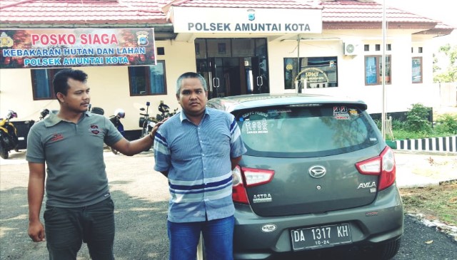 SIAL: Akhmadi alias Udin dan barang bukti satu unit mobil Daihatsu Ayla hasil kejahatan penipuan saat diperlihatkan anggota Polsek Amuntai Kota. | Foto: Polres HSU untuk Radar Banjarmasin