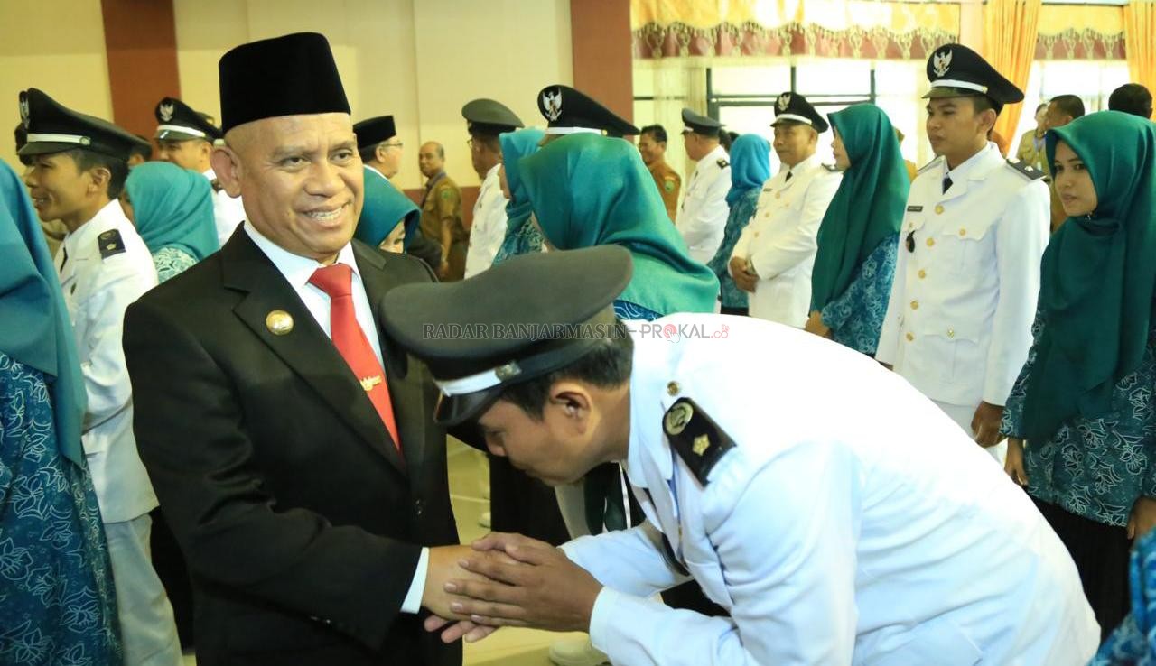 MELANTIK: Bupati Kabupaten HSU H Abdul Wahid HK saat memberikan ucapan selamat kepada 27 kepala desa usai dilantik di Aula KH Dr Idham Chalid. | Foto: Pemkab HSU untuk Radar Banjarmasin