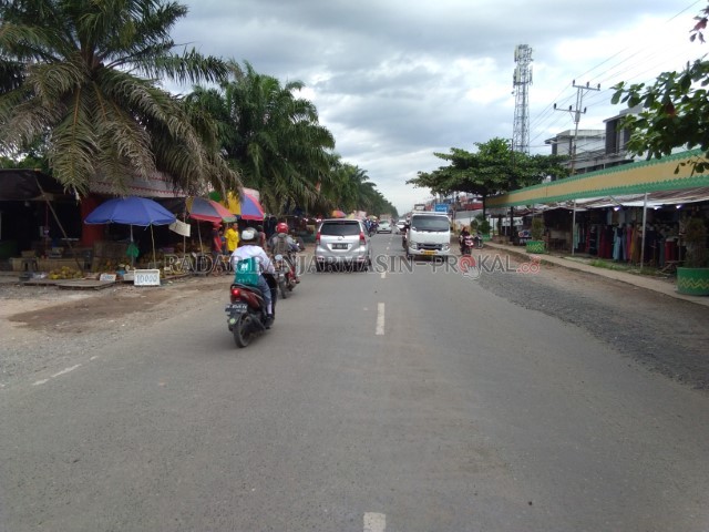 TERHAMBAT: Jalan Handil Bakti masih belum selesai dibebaskan. | FOTO: M OSCAR FRABY/RADAR BANJARMASIN