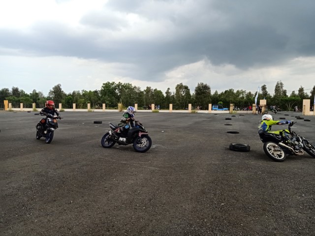 MENCARI BIBIT: Beberapa pembalap asal Batola dan Kapuas menjajal latihan bersama di lintasan halaman Gedung Serbaguna Marabahan. | Foto: Ahmad Mubarak /Radar Banjarmasin