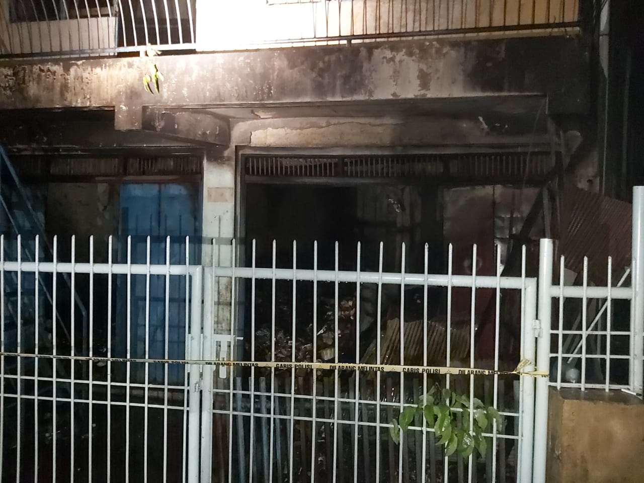 Gudang penyimpanan kosmetik dan alat tulis di Jalan Pegadaian Kelurahan Pekapuran Laut Banjarmasin Tengah dilumat si jago merah.