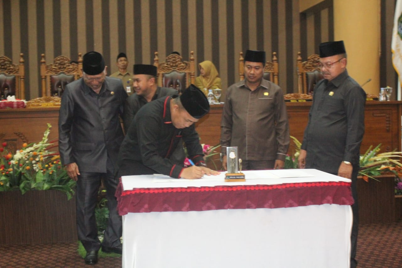 PENANDATANGANAN: Bupati Tanbu H Sudian Noor menandatangani Raperda Inisiatif DPRD Kabupaten Tanah Bumbu, tentang Perlindungan dan Pemenuhan Hak Penyandang Disabilitas menjadi Peraturan Daerah. (Foto Diskominfo Tanbu For Radar Banjarmasin).