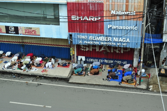JUMATAN: Pedagang Sudimampir salat Jumat di emperan toko dekat Masjid Noor. Pedagang meminta pemko menunda revitalisasi bangunan pasar sampai tahun 2025 nanti. | FOTO: DOKUMEN RADAR BANJARMASIN