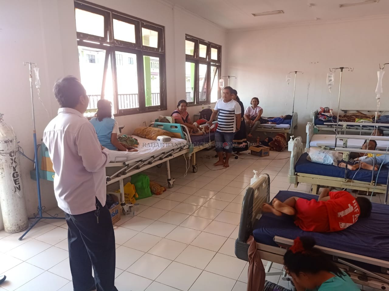 RAWAT INAP: Direktur RSUD Datu Sanggul Rantau, memantau pasien yang terkena Demam Berdarah Dengue (DBD) dan demam Dengue di ruangan. | Foto: Rasidi Fadli/Radar Banjarmasin