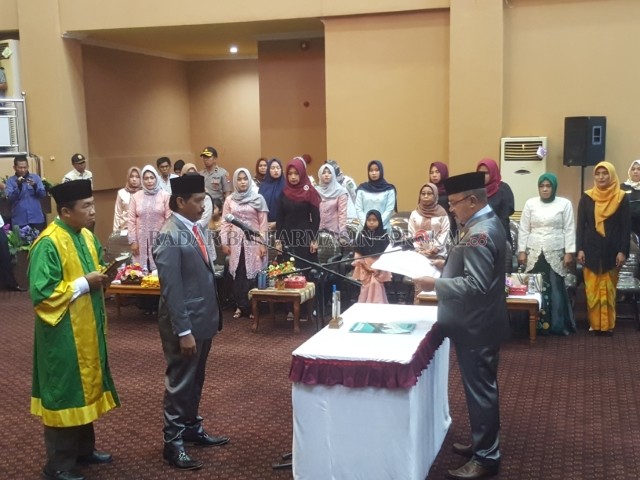 PENGUCAPAN SUMPAH: Pengucapan sumpah dan janji H M Haris Fadilah sebagai Anggota DPRD Tanbu masa bakti 2019-2024 yang dipimpin Ketua DPRD Tanbu H Supiansyah. | Foto: Karyono/Radar Banjarmasin