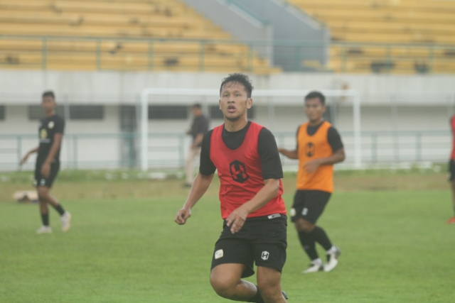 TERBATAS: Ada tiga pemain yang sedang trial di Barito Putera, salah satunya Yandi Sofyan. Namun, Djajang Nurjaman hanya memilih satu nama yang masih dirahasiakan.