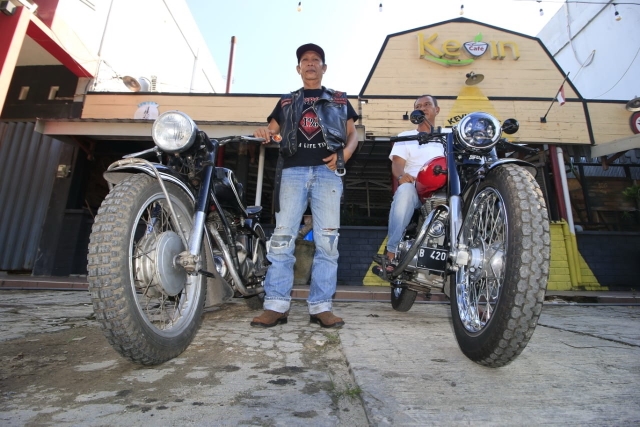 SIAP DEKLARASI: Dua tokoh inisiator Bikers Brotherhood 1% MC Chapter Banjarbaru, Anang (tengah) dan Ucok (kanan) berpose dengan motor gede mereka di depan Kevin Café, Banjarbaru.