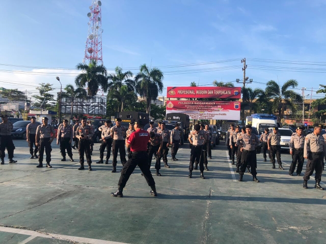 SIAGA: Kini latihan gerakan dalmas dan teknik tongpol menjadi menu wajib personel Polresta Banjarmasin. | FOTO: HUMAS POLRESTA BANJARMASIN FOR RADAR BANJARMASIN