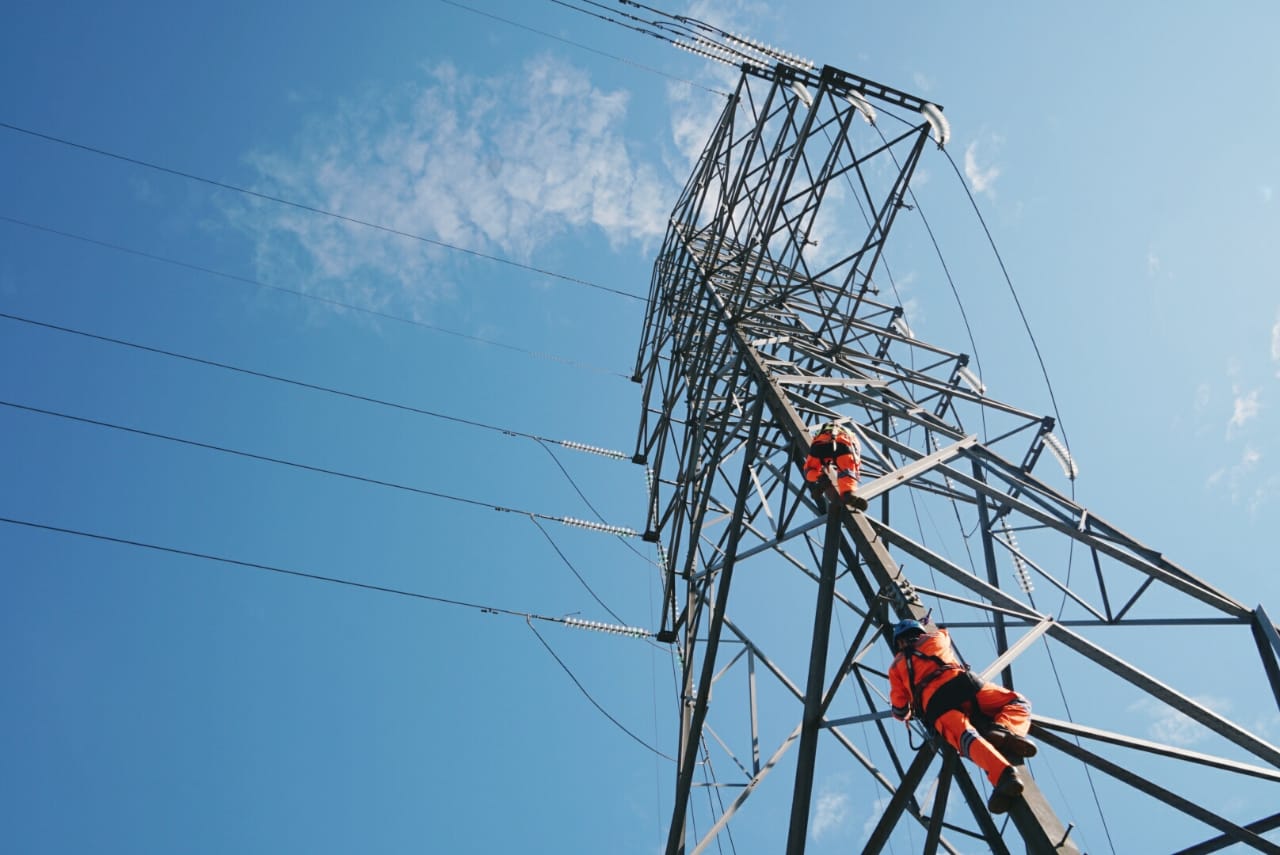 PERBAIKAN: Petugas PLN saat melakukan perbaikan jalur transmisi Saluran Udara Tegangan Tinggi (SUTT) 150 kilo Volt (kV). | FOTO: PLN FOR RADAR BANJARMASIN