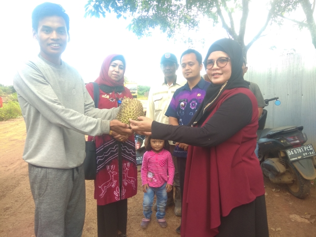 MUNGKAL: Ketua TP PKK Tala Nurul Sukamta menerima durian mungkal dari pihak pemilik kebun.