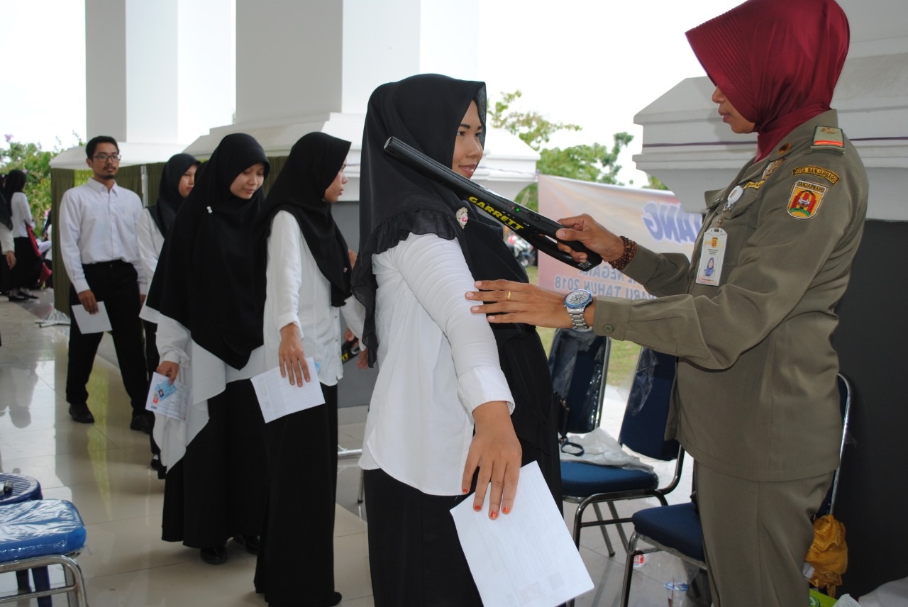 KETAT: Para peserta SKD CPNS pada 2018 lalu ketika diperiksa sebelum memasuki ruang ujian di Gedung Idham Chalid, Setdaprov Kalsel.