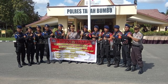 MENDOMINASI: Tim Satpam dari PT BIB menerima hadiah dari berbagai kategori yang dilombakan dalam memperingati HUT ke – 39 Satpam 2020.