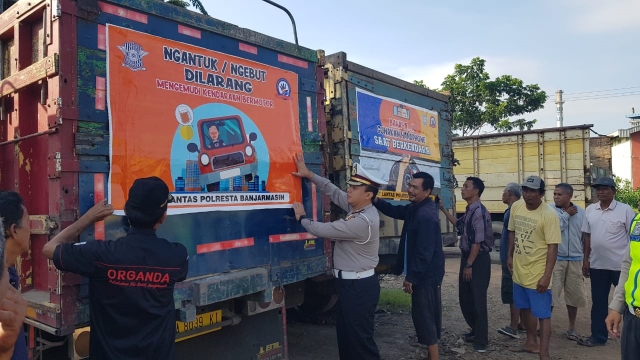 IMBAUAN KESELAMATAN: Sejumlah branding dipasang dibuntut mobil angkutan Truk oleh Satlantas Polresta Banjarmasin. | Foto: Satlantas for Radar Banjarmasin