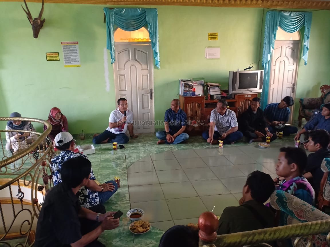 DISKUSI: Pakar Hukum Tata Negara Prof Dr H Denny Indrayana menjadi pembicara utama dalam acara bertajuk Bincang Ngobrol Santai Badudukan Baimbai.