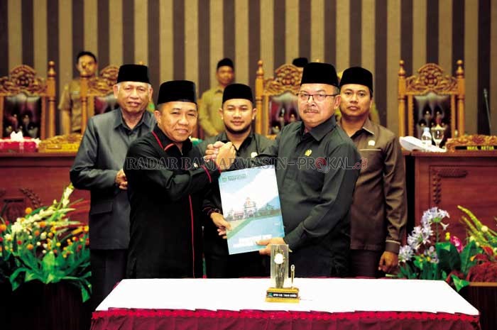 SERAHKAN NASKAH: Ketua DPRD Tanbu H Supiansyah (kanan) menyerahkan naskah Raperda Inisiatif DPRD Kabupaten Tanah Bumbu, tentang Perlindungan dan Pemenuhan Hak Penyandang Disabilitas kepada Bupati Tanbu H Sudian Noor. (Foto Diskominfo Tanbu For Radar Banja
