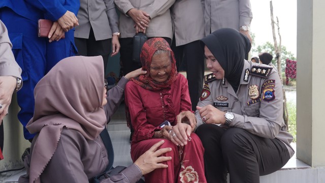 MOMEN HARU: Nenek Inur menangis. Melihat rumahnya setelah dibedah dalam program Polwan Polda Kalsel peduli. Dana bedah rumah dikumpulkan dari jajaran Polda Kalsel.