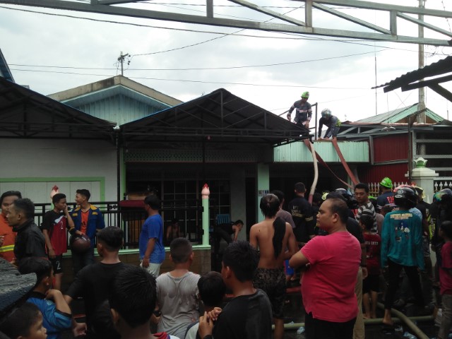 JADI ARANG: Rumah Suparno terbakar ketika ia tinggal keluar. Untungnya sang istri yang sedang tergelak sakit sempat diselamatkan warga.