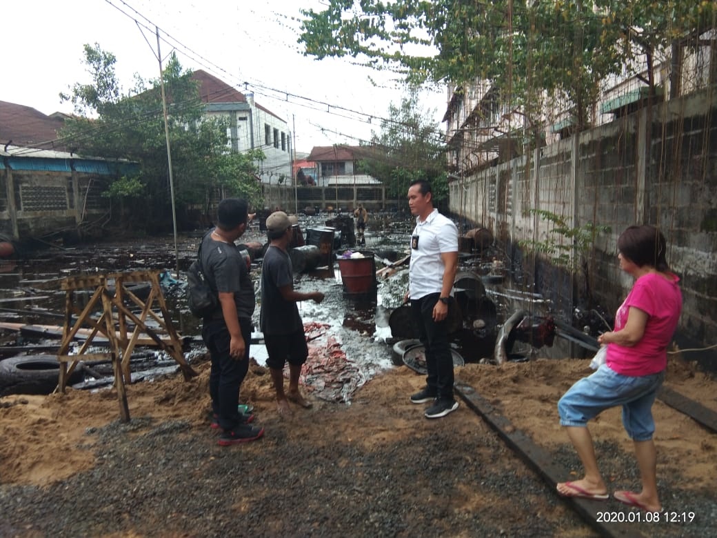 Polisi melakukan pemeriksaan di lokasi genangan oli di kawasan Jalan Pierre Tendean.