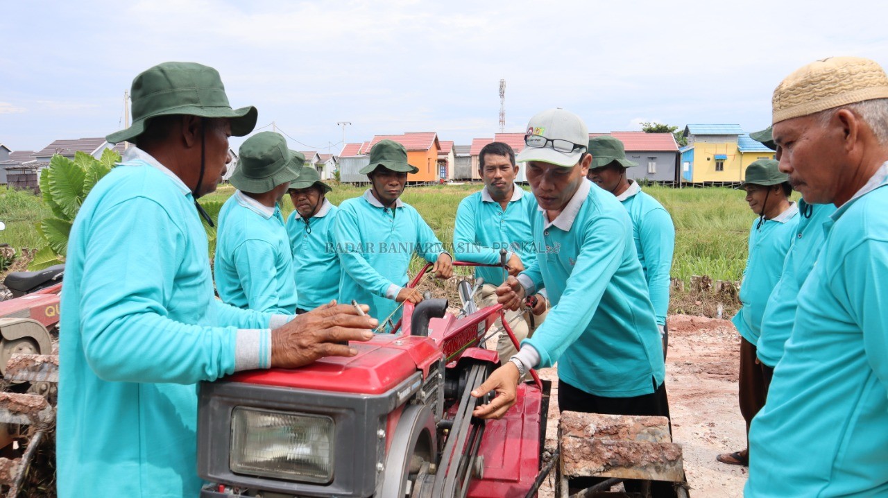 DILATIH: Petani Kertak Hanyar Kabupaten Banjar dilatih mengootimalkan Alsintan.