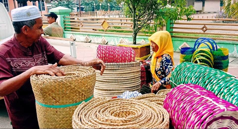 NEGOSIASI: Pedagang dan pengepul kerajinan saat tawar menawar di Pasar Subuh Amuntai dengan sistem kodi atau partai. | FOTO: AKBAR/RADAR BANJARMASIN