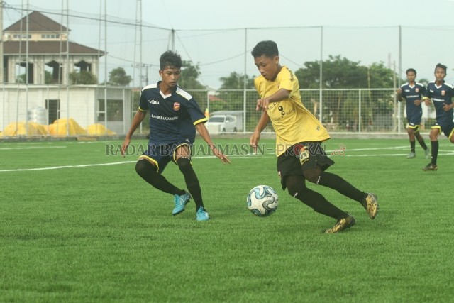 INTENSIF: Skuat Peseban U-15 dan U-17 terus mempersiapkan diri jelang putaran nasional Piala Soeratin. Salah satunya uji coba bersama di Lapangan Green Yakin Soccerfield, pertengahan pekan lalu.