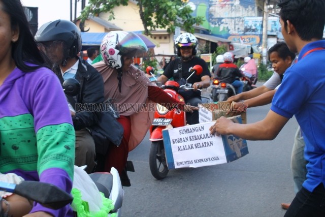 HARUS BERIZIN: Boleh-boleh saja meminta sumbangan di jalan raya, tapi harus mengikuti aturan main. Melapor dan mengurus izin ke Dinas Sosial. | FOTO: MAULANA/RADAR BANJARMASIN