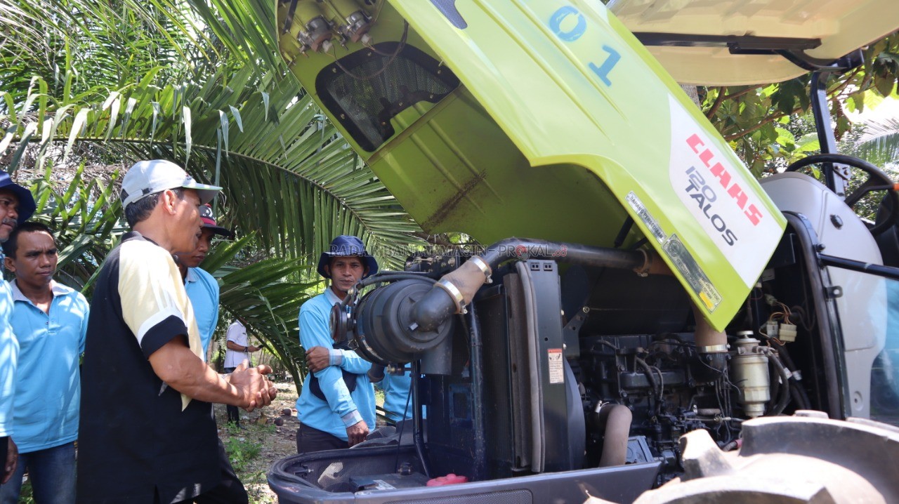 LEBIH OPTIMAL: Pelatihan optimalisasi Alsintan yang digelar SMK Pertanian Pembangunan Negeri Banjarbaru di Bati-bati, Tanah Laut.
