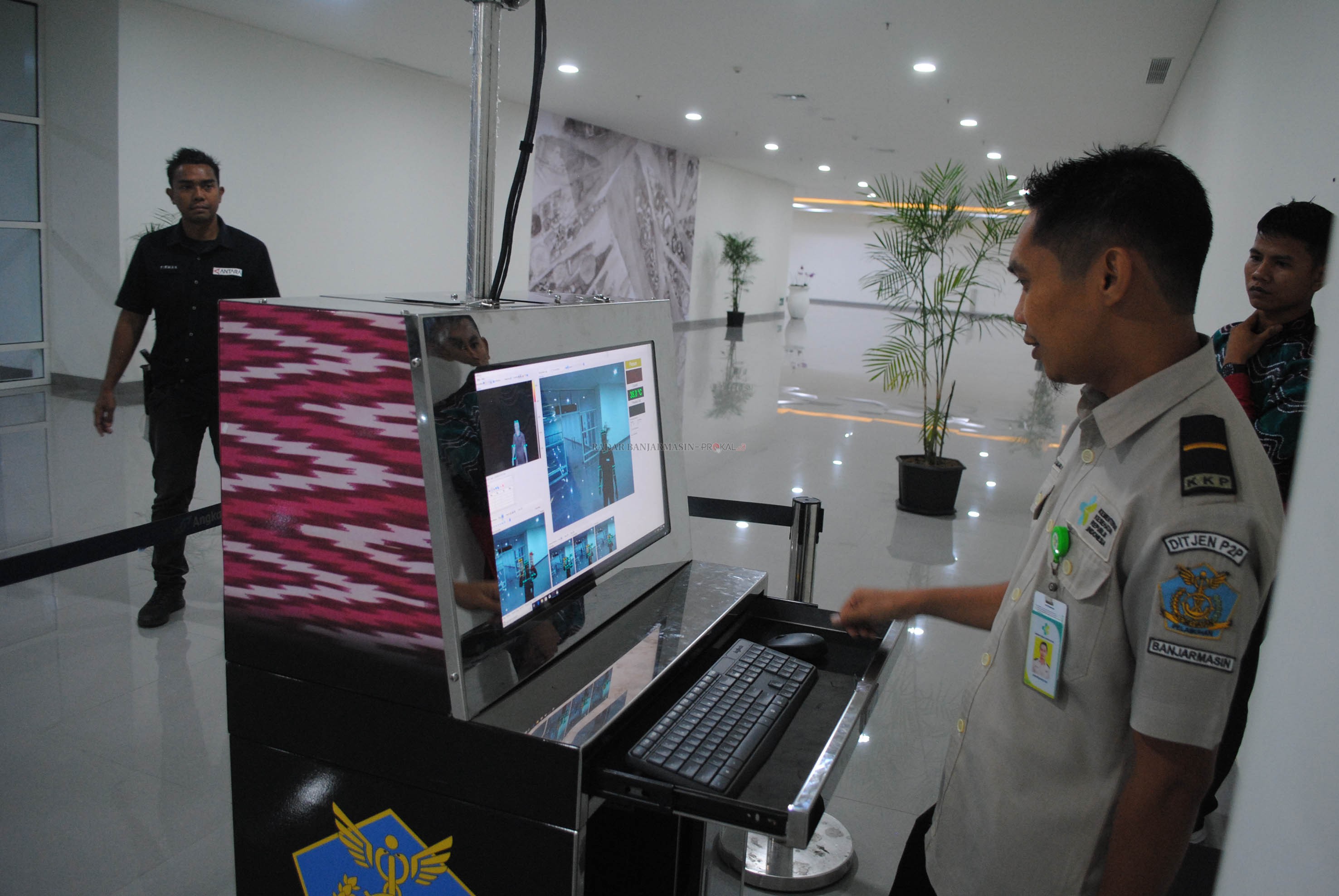 WASPADA: Alat Thermal Scanner atau pemindai suhu tubuh yang dipasang di Bandara Syamsudin Noor untuk mewaspadai masuknya Virus Corona yang mulai merebak di Wuhan, Tiongkok sejak Desember 2019. | FOTO: SUTRISNO/RADAR BANJARMASIN