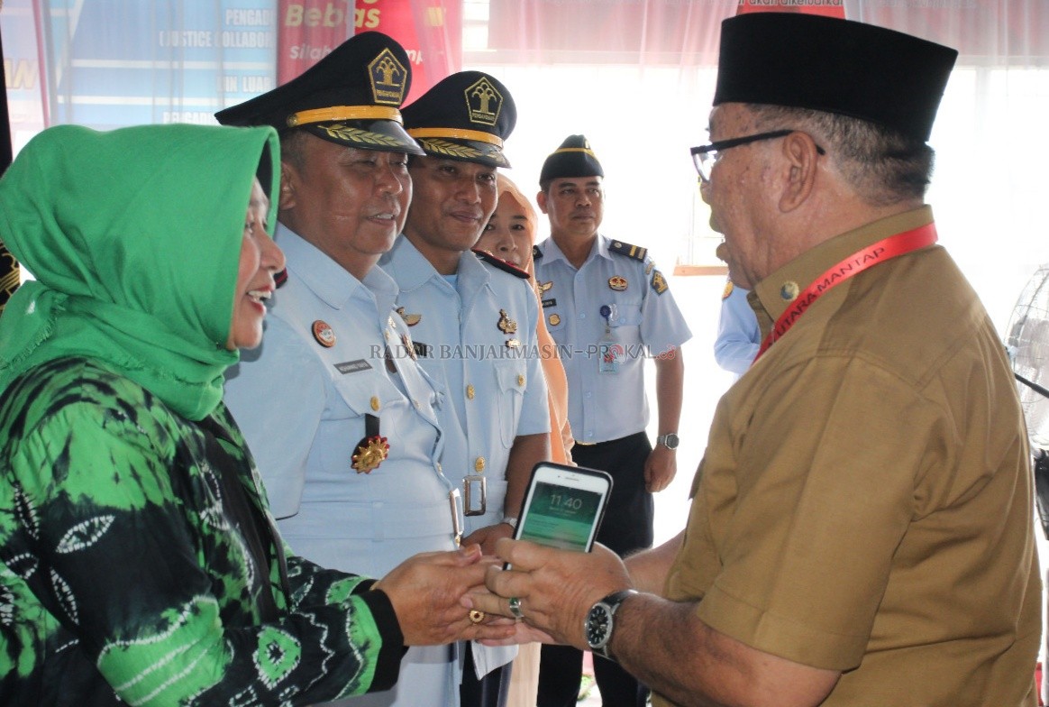 MOMEN: Wabup HSU H Husairi Abdi Lc saat melepas dan menyambut Kalapas Kelas II B Amuntai dari Mohammad Yahya ke Dwi Hartono selaku Kalapas Amuntai yang baru. (Foto: Pemkab HSU untuk Radar Banjarmasin)