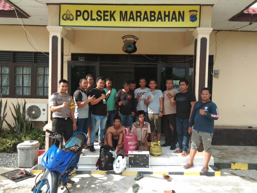 TERBONGKAR: Andi dan Juhri hanya bisa pasrah saat diringkus bersama barang bukti tabung gas LPG yang mereka curi dari beberapa rumah di Marabahan Kota. | Foto: Humas Polres Batola for Radar Banjarmasin