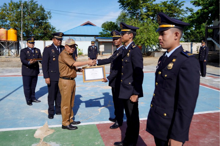 SERAHKAN PENGHARGAAN: Bupati Tanbu H Sudian Noor menyerahkan penghargaan kepada pegawai Kantor Imigrasi Kelas II TPI Batulicin untuk Kontributor Jurnalistik Terbaik. (Foto Diskominfo Tanbu For Radar Banjarmasin).