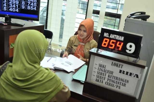 LAYANAN PUBLIK: Loket milik Disdukcapil Banjarmasin di Jalan Sultan Adam. Menurut DPRD, jumlah loketnya masih harus ditambah. | FOTO: SYARAFUDDIN/RADAR BANJARMASIN